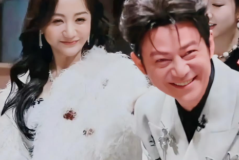 何炅冲上热搜网友:何老师也有脸红的时候吗？来看看到底怎么回事。最新一期综艺节