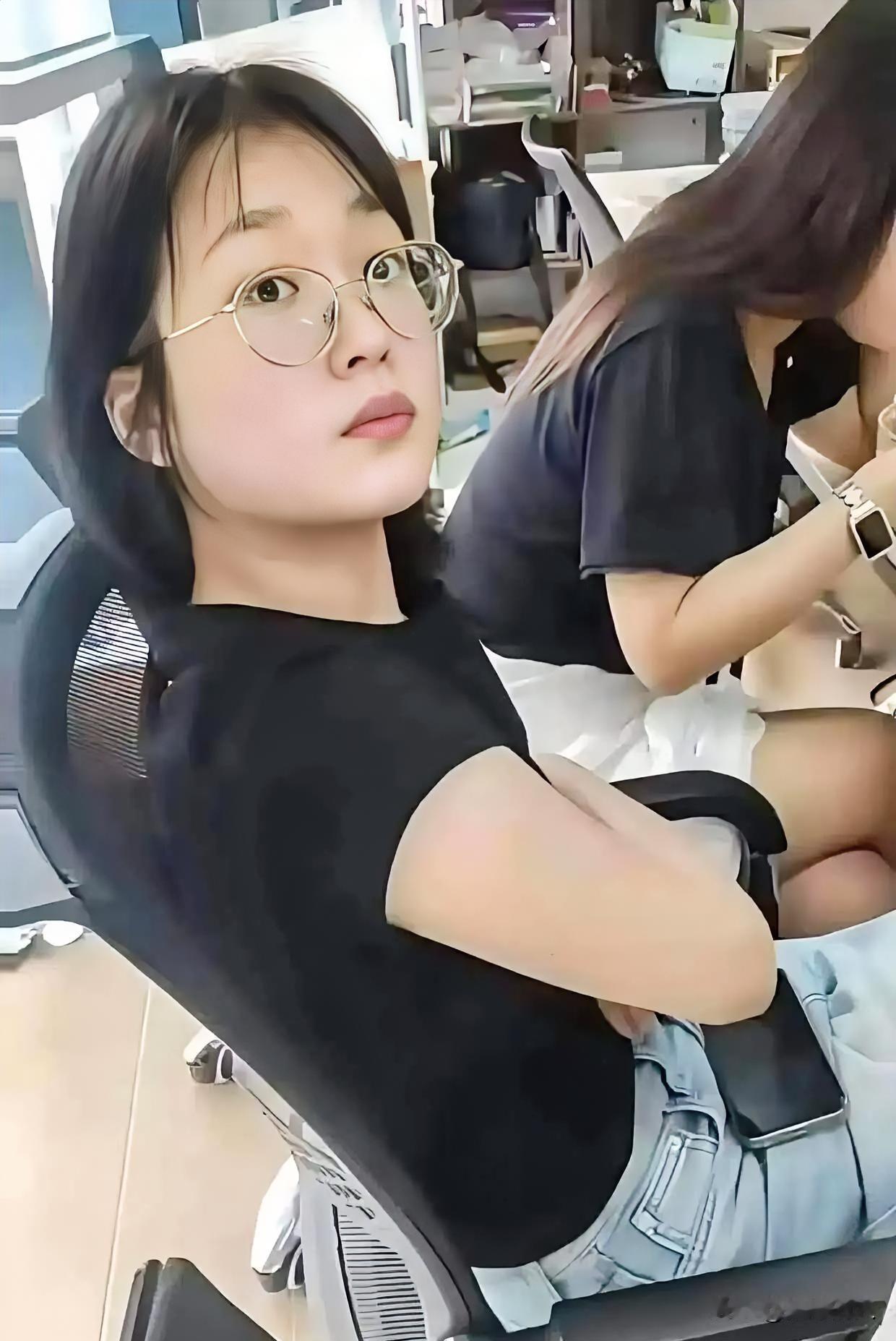 恶意投诉外卖小哥的后续来了！女主正脸被拍下，看着戴着个眼镜斯斯文文的，做出的事儿