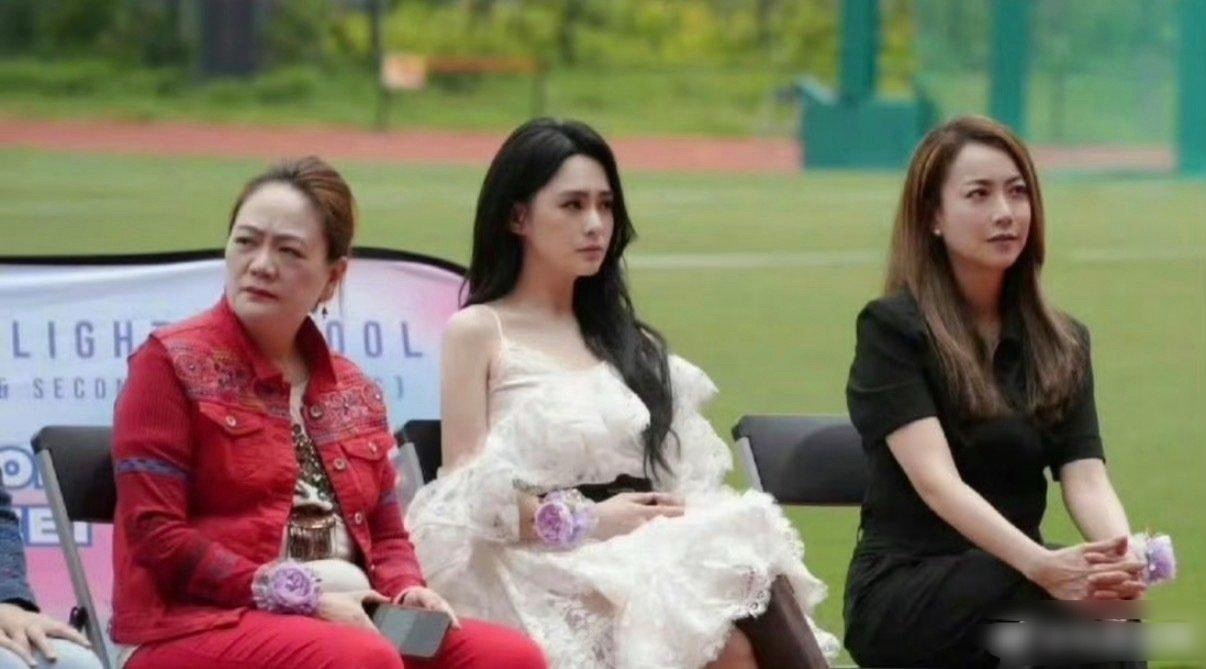 你敢信，44岁的阿娇，面部折叠度也太厉害啦！在强光下面，她的眉骨就跟自带遮阳效果