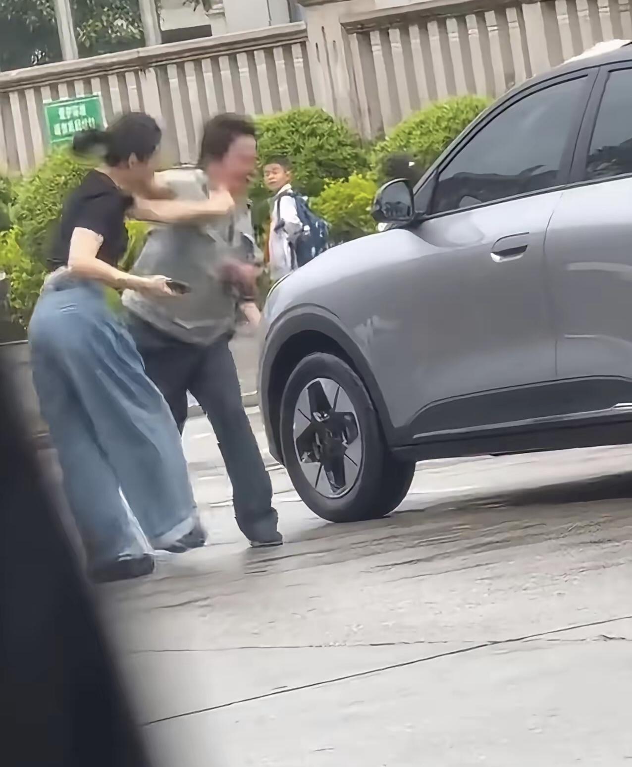 永安冲突实锤互扇，被剪画面暴露：没人是纯白莲花。最新细节狠狠打脸断章取义者