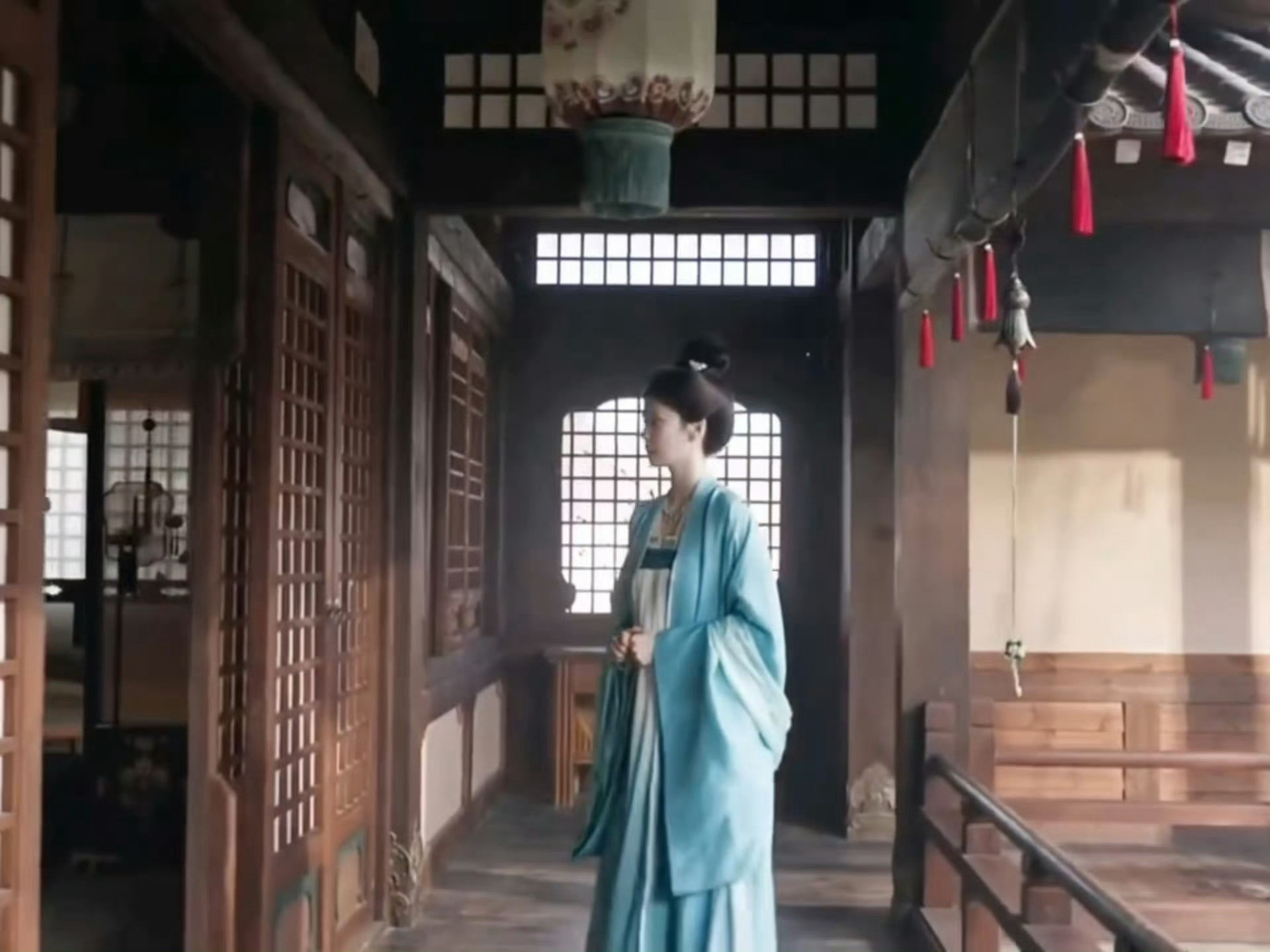 白鹿叶璃止疼的法子叶璃站门口一直按自己的虎口来止痛，因为这是关师兄教的用力按在虎