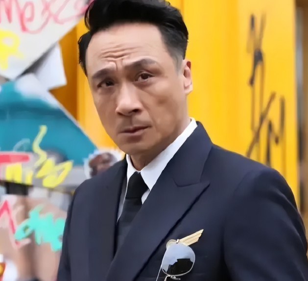 2009年主持人问吴镇宇同学中你是不是最有出息的那个吴镇宇摇摇头：“不，我同学