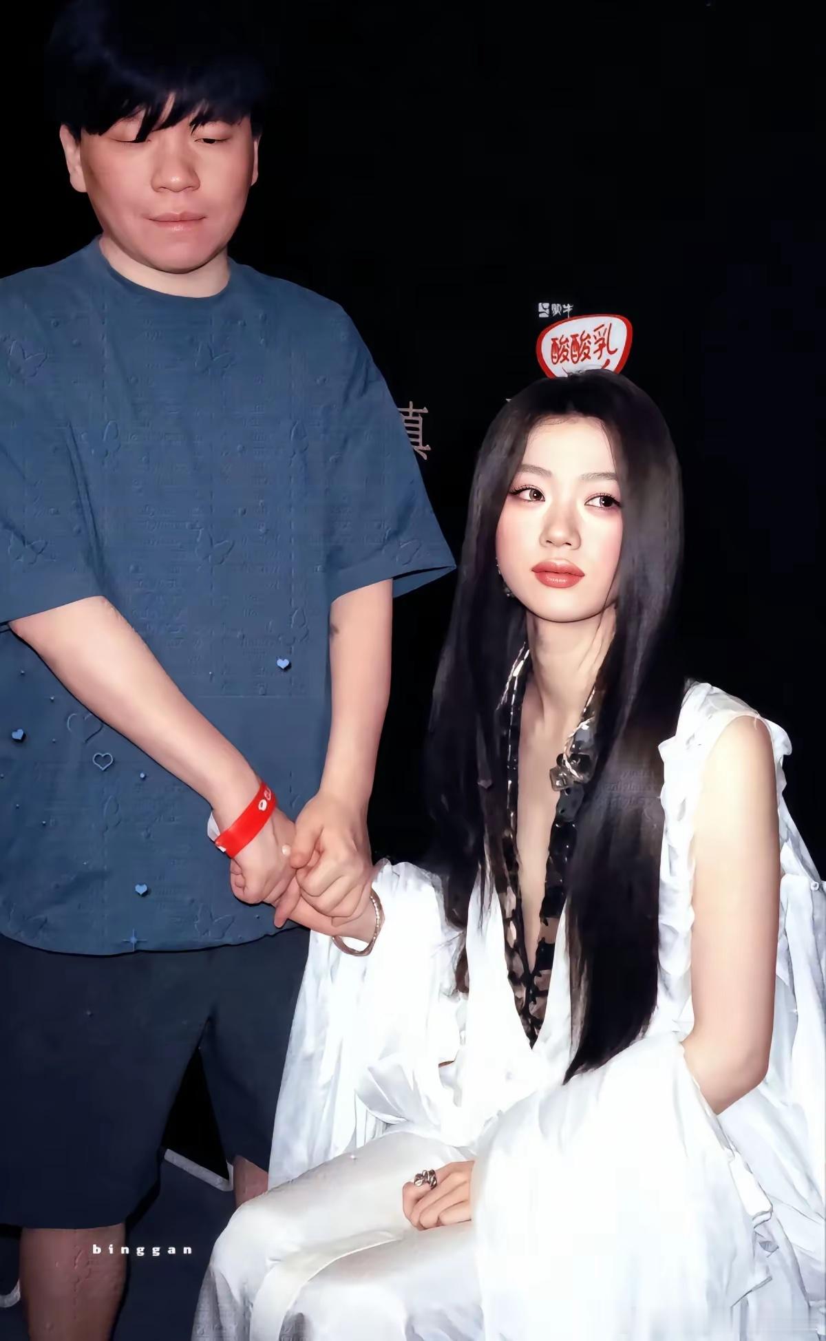 单依纯为什么多次公开场合牵常石磊的手？其实原因很简单，单依纯非常喜欢常石磊，她已