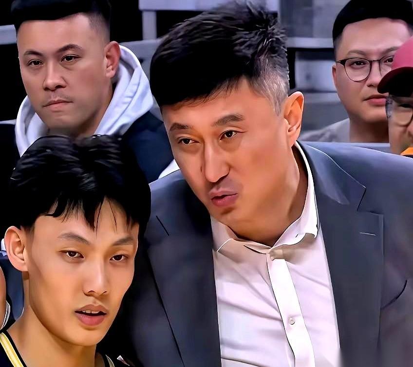前两个赛季的广东男篮，杜峰让胡明轩取代了徐杰去打一号位。有球迷发表观点指出，在