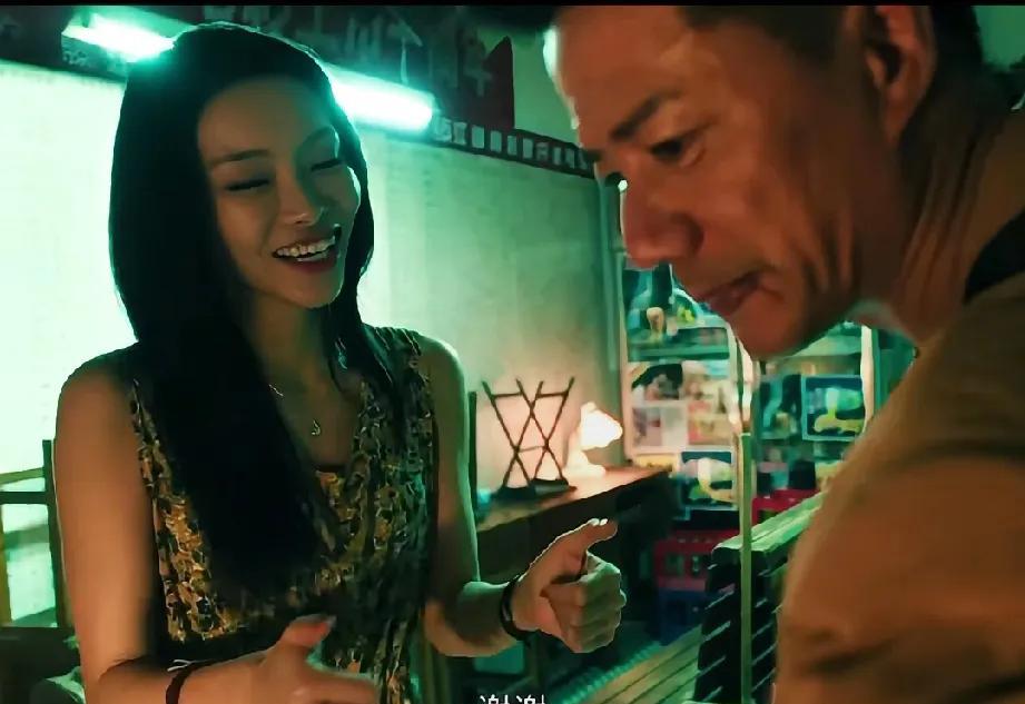 《扫毒风暴》卢少骅行踪暴露，林强峰带队在哑女彩票站蹲守，卢少骅警觉后果断抛弃哑女