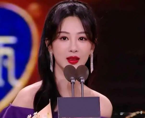 没有对比就没有伤害。杨紫再拿下S+级大女主剧《玉兰花开君再来》，迪丽热巴却还在古