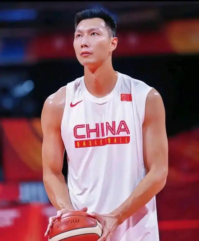 杨瀚森的选秀行情暴涨，于是，问题来了，他能比上易建联吗？有人在我的短文下留言，