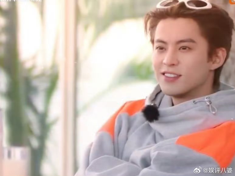 白鹿把孩子塞到王鹤棣怀里谁还没看白鹿送娃名场面!抱着小饼干狂奔那两步像踩了小风火