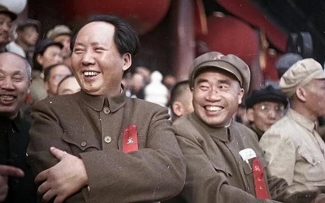 从井冈山到天安门，毛主席和朱老总，这对最亲密的战友，一起携手走过了20多年的枪林