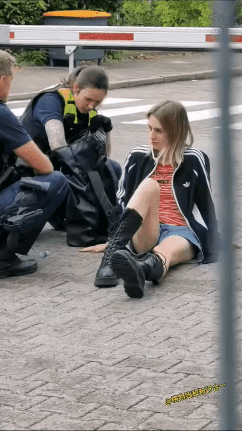 这个法国美女坐在地上，好像是起不来了，看她脸上的表情，显得也是气定神闲，好像啥事