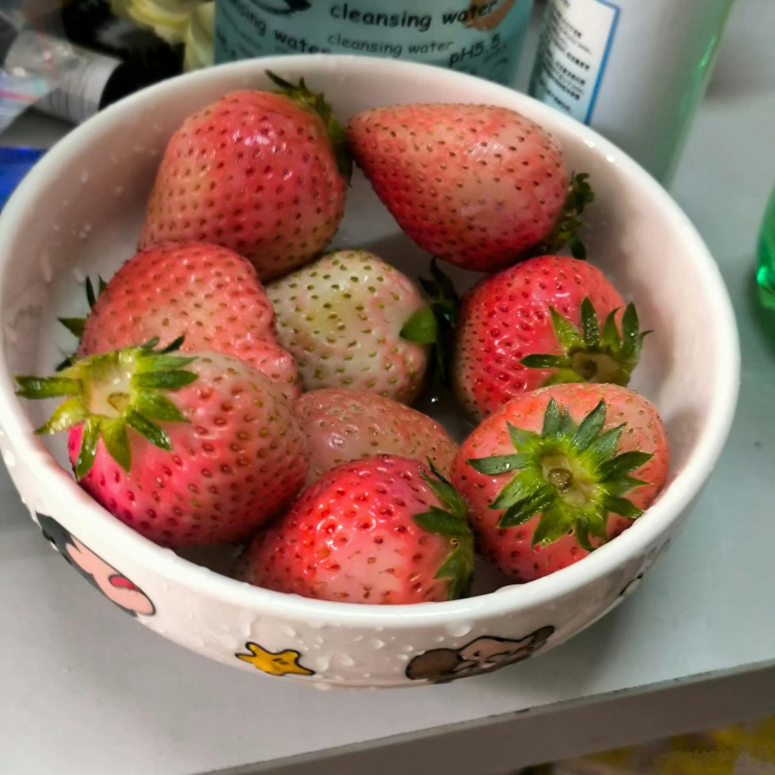 室友洗了一碗草莓，我一开始以为是全部给我的，我没想就拿走了室友会不会讨厌我啊突然