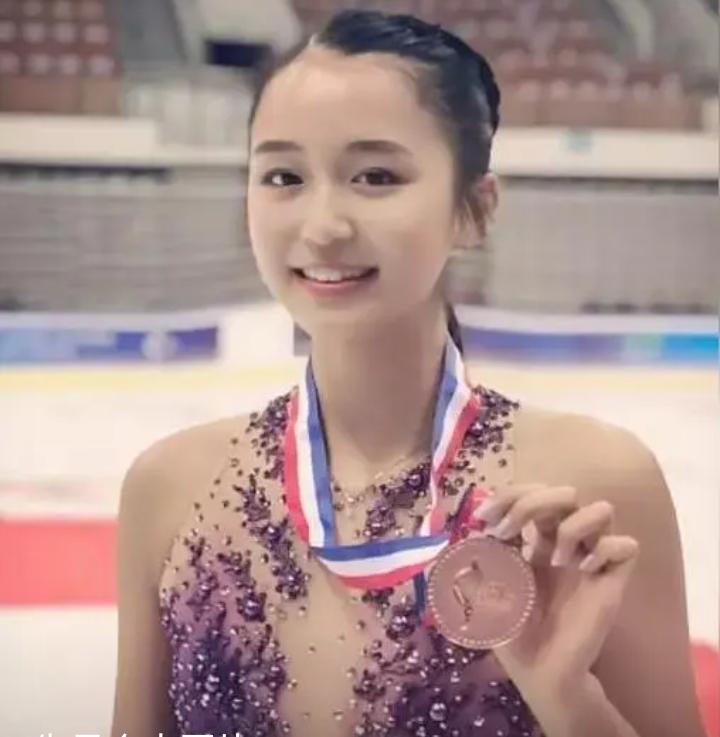 图一，是中国花滑运动员朱易，图二，是美国花滑华裔世界冠军刘美贤，图三，是前美