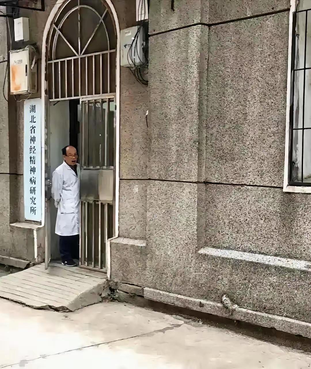 别看这地方这么简陋，要想开这个地方的要不然就是医学类毕业的“博士”，要不然就是确