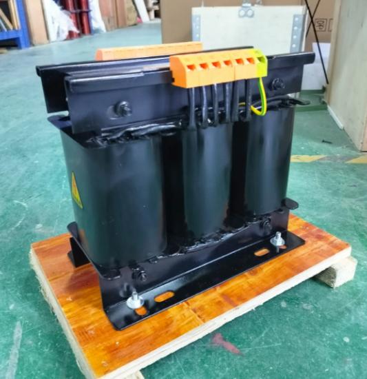 比芯片更重的东西出现了！现在整个欧美都急疯了，美国电网设备商就算加班加点生产，也