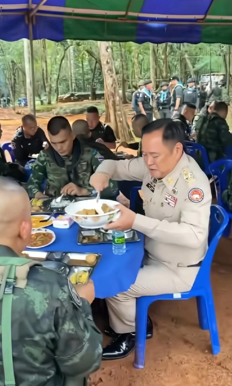 阿努廷到前线劳军慰问，与将士们一起用餐，端着菜盆亲自分餐，最后剩得才给自己，如此