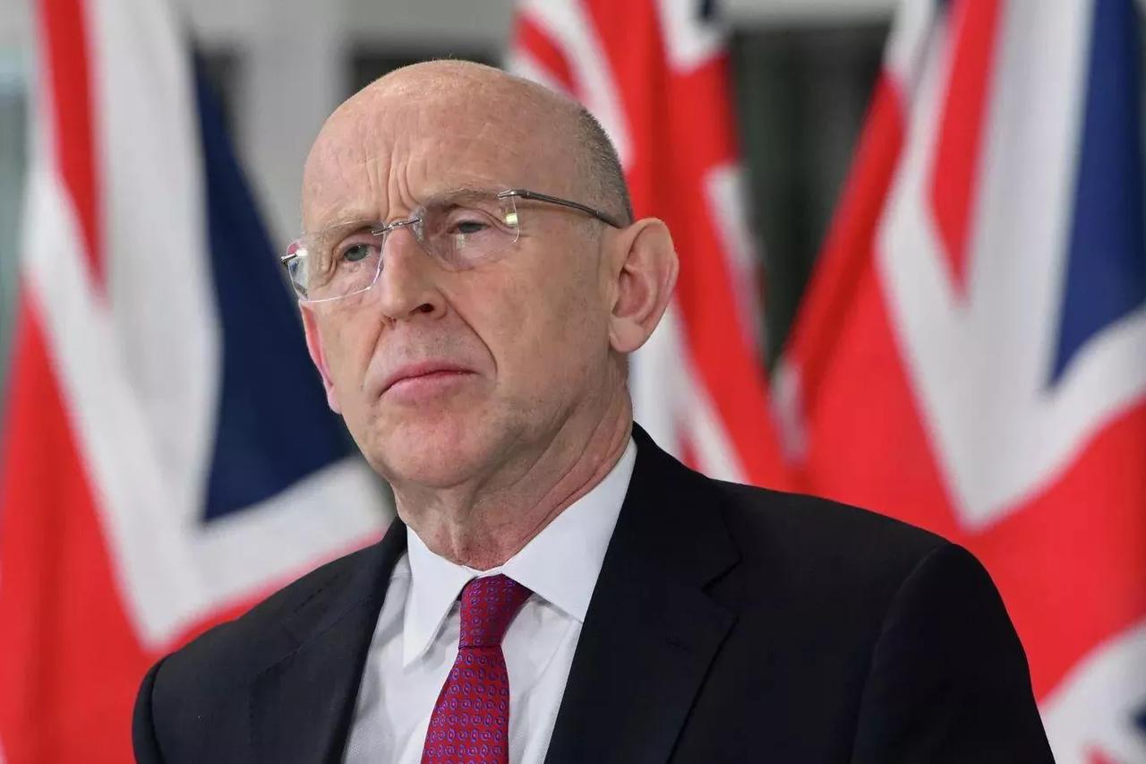 英国国防大臣差点无法返回英国。据俄罗斯卫星通讯社5月25日报道，英国国防大臣