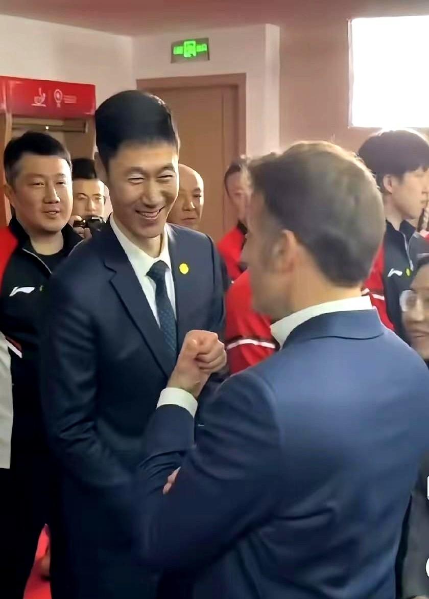 这波谦虚真给我整不会了！现在网上吵翻了——有人说王励勤不愧是当过乒协副主席的