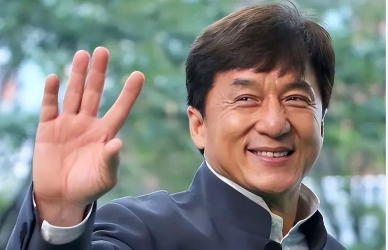 主持人问成龙:“有人说属于你的时代要结束了，你怕不怕？”成龙不假思索:“是结束了