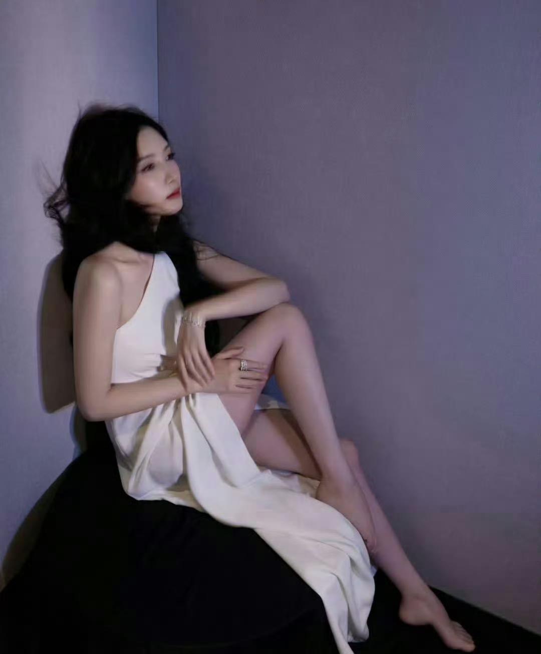 江疏影秀美腿[赞][赞]娱乐大长腿美腿控