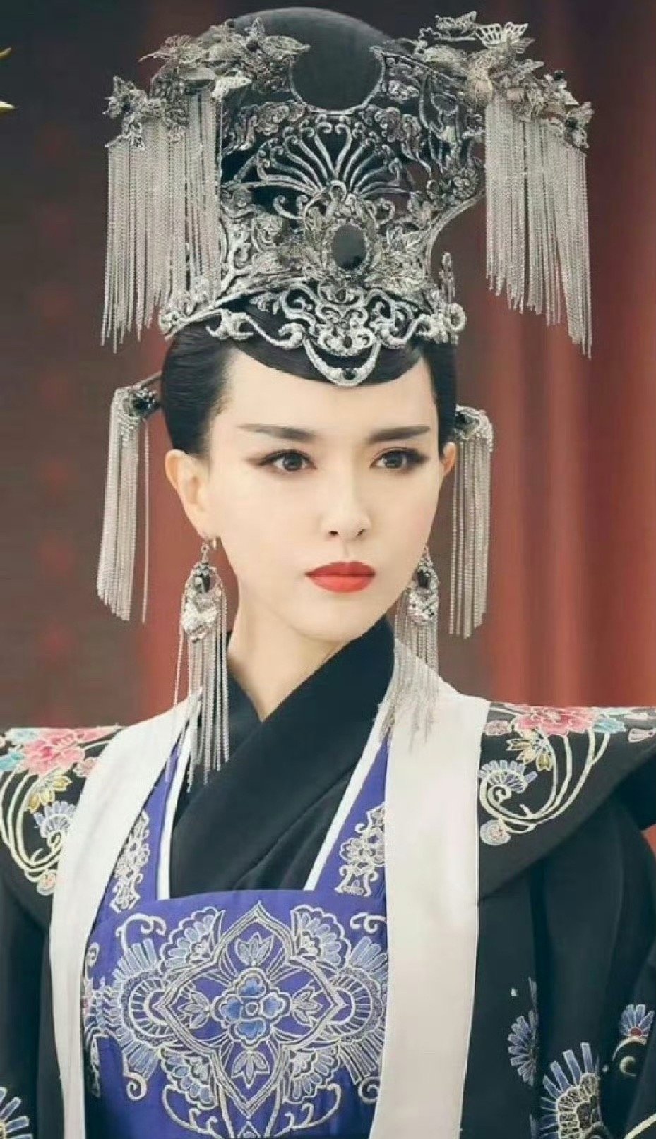 唐嫣和杨幂这是比谁的造型更雷吗？