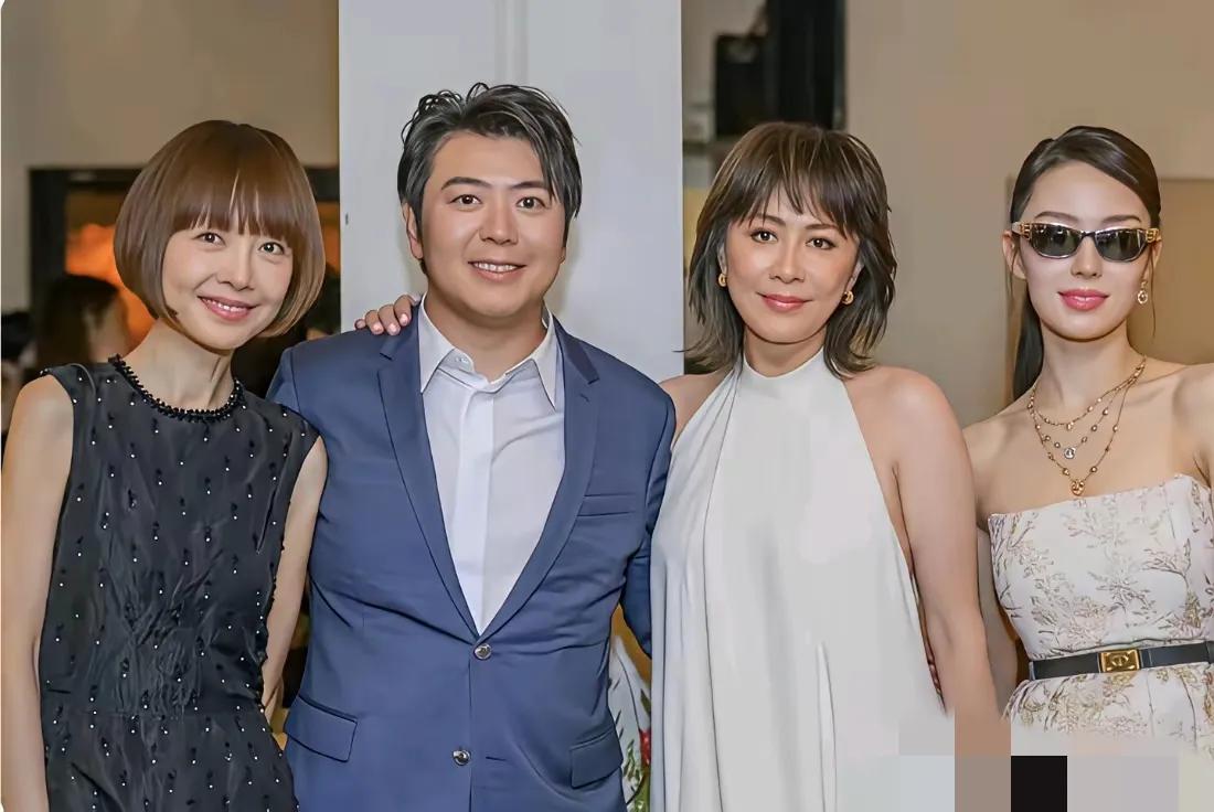 这是一张名人的合影，其他三位我都知道叫什么名字，就是右边那位带墨镜的叫什么名字？