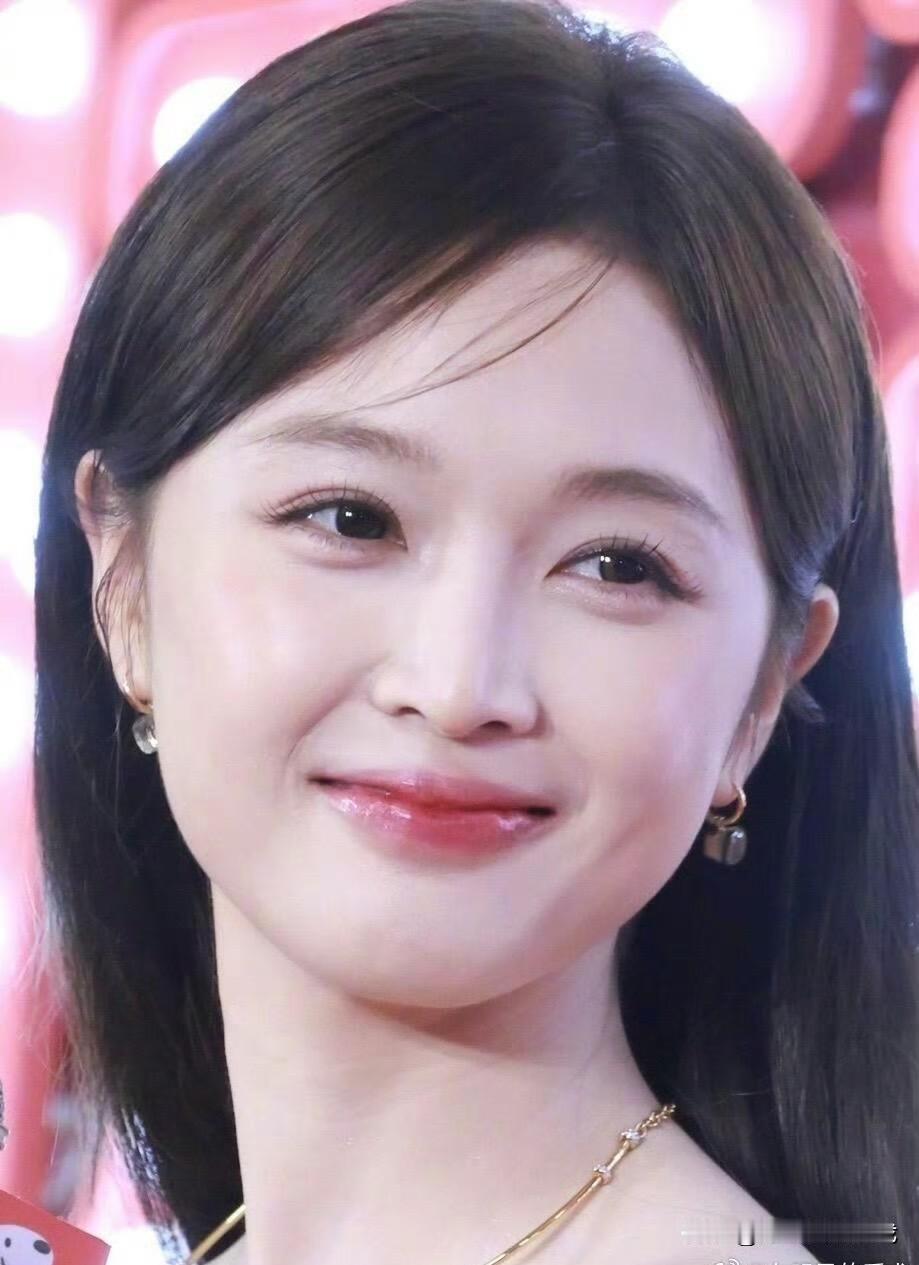 吴宣仪近距离怼脸