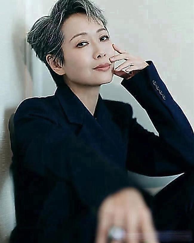 叶童不是没回应过亲哥哥李忠宁当保安的事。叶童说：我知道他现在在香港当保安，收入