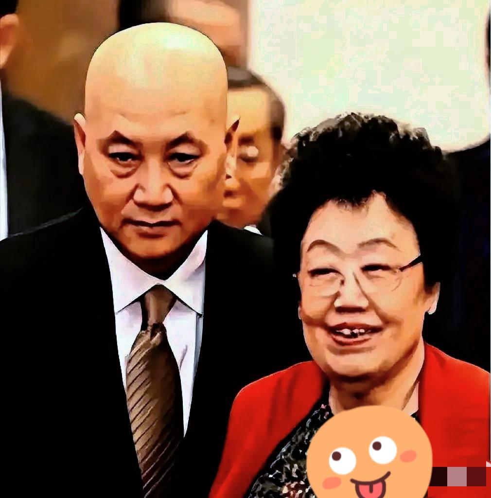 别再吹什么“神仙爱情”了，现实的豪门比你想的冷酷得多。继子赵勇在饭桌上轻飘飘