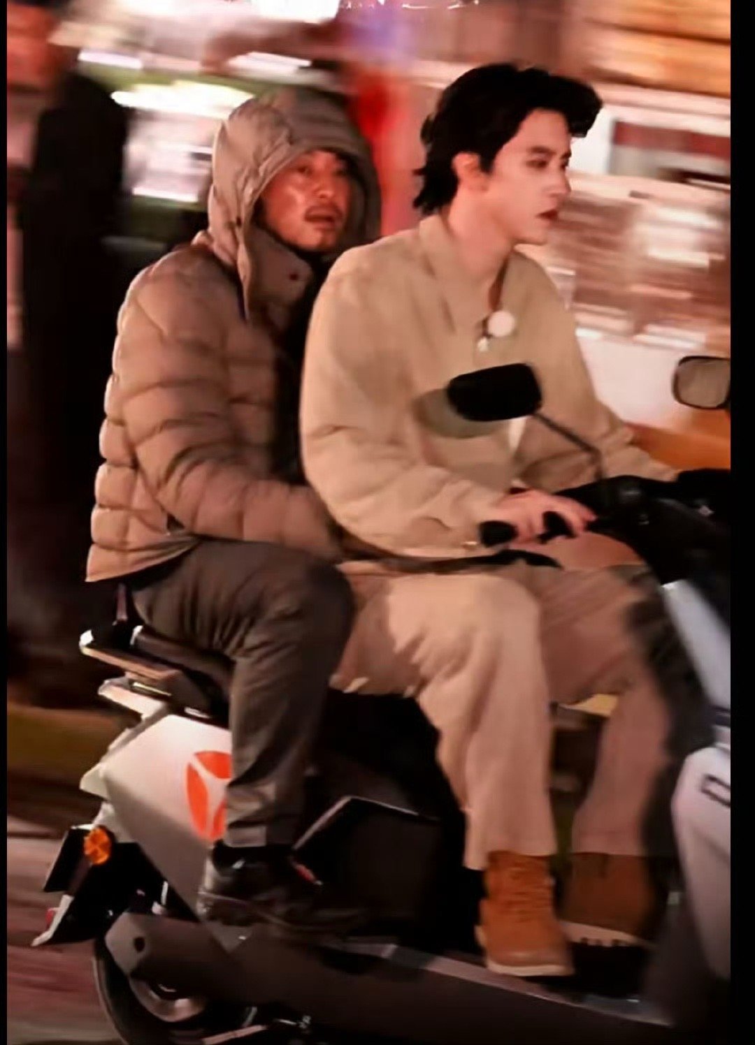 只给敖瑞鹏打滤镜不管沙溢死活哈哈哈哈哈哈像极了敖瑞鹏做好人好事，送老人回家[do