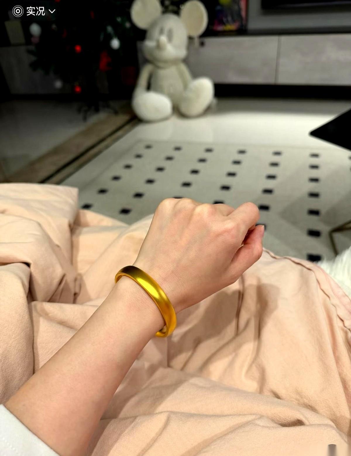 同样是一只60克的金镯子，有人花六万就能戴回家，有人却得硬生生砸进去八万多。这