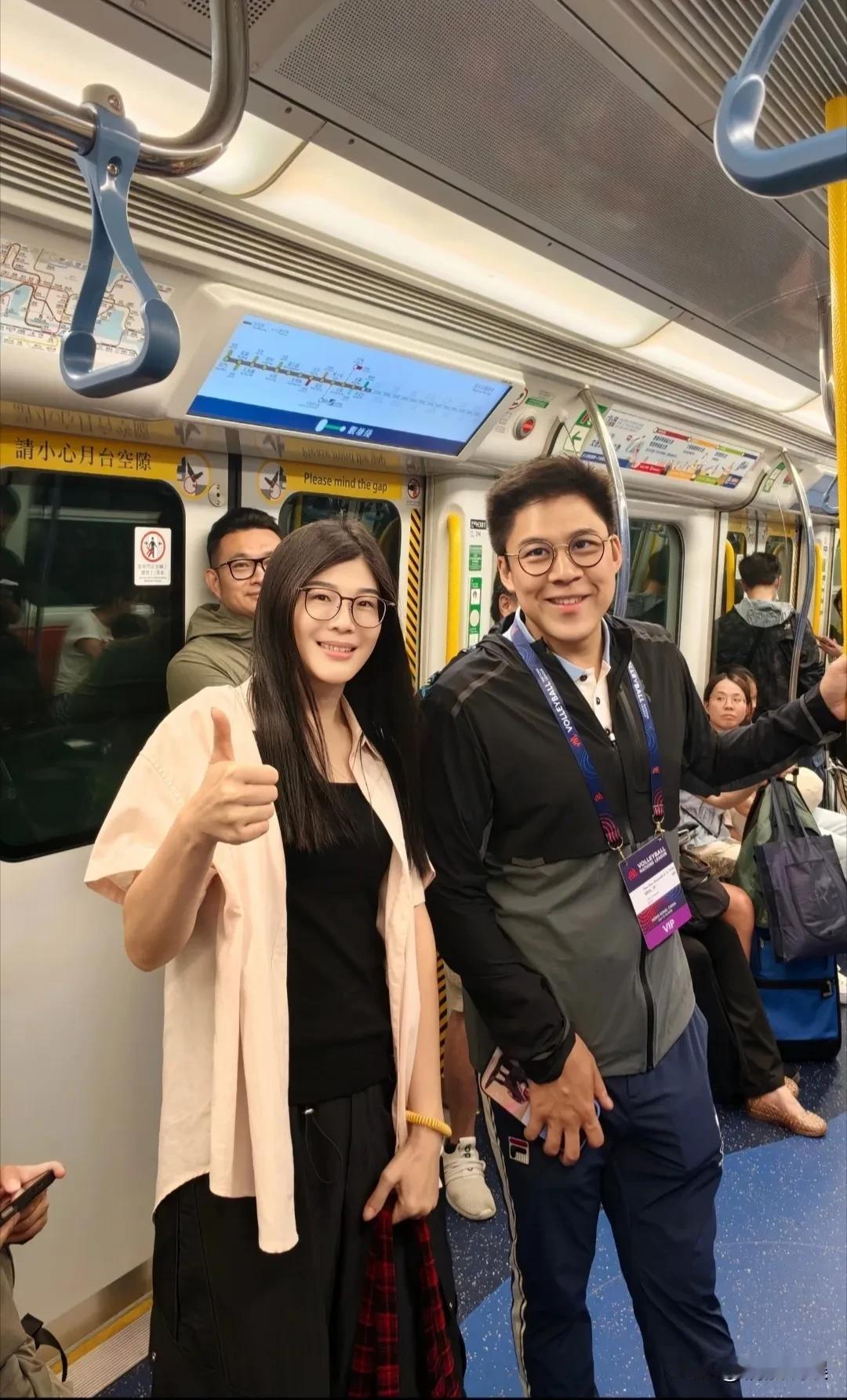豪门公子坐地铁，怎么有点感觉是短剧情节照进现实啊！[呲牙笑]霍启刚在启德体育馆看