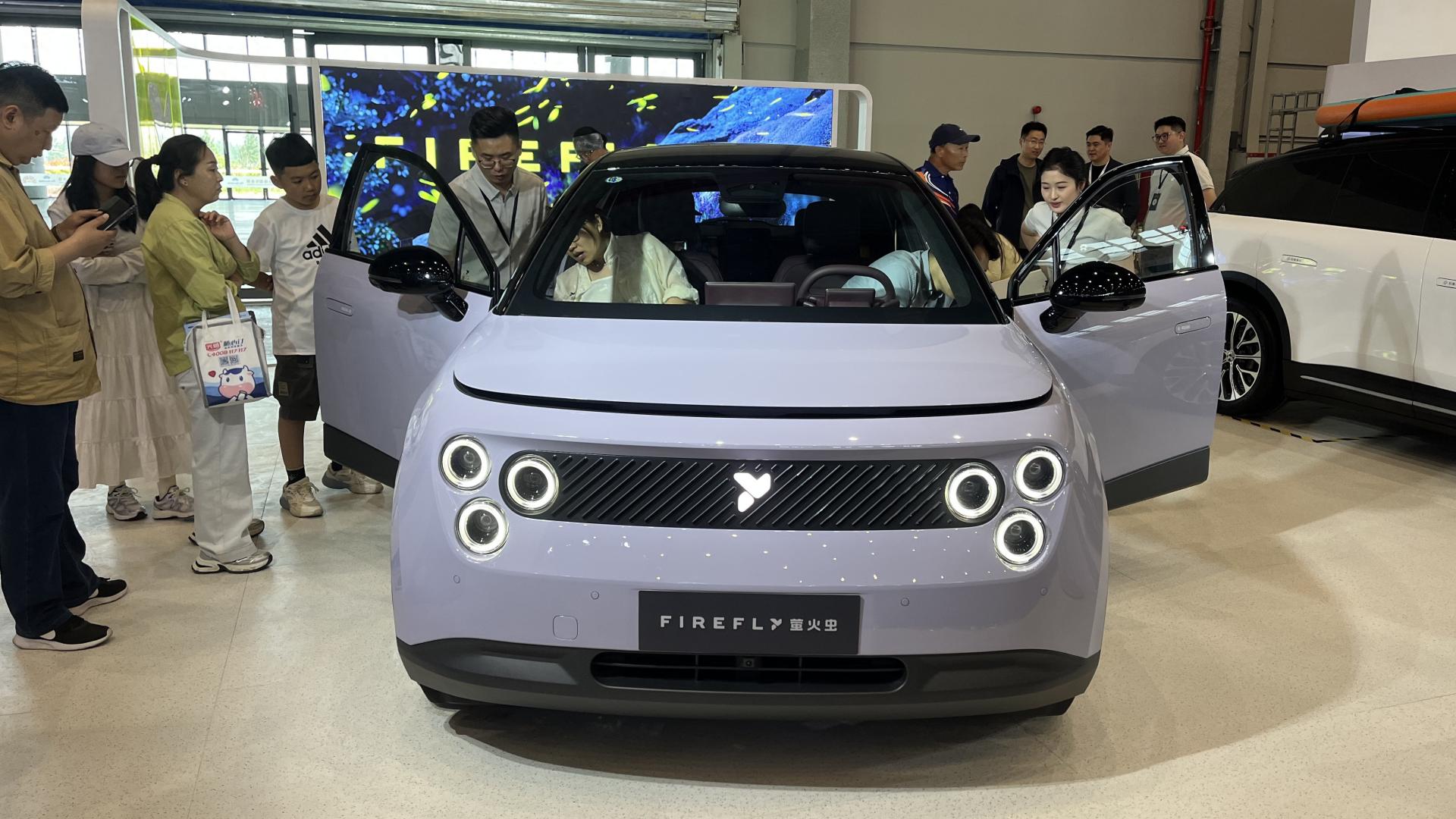 实拍蔚来萤火虫,车机炫酷、空间有惊喜,为精致多掏4万元值吗?