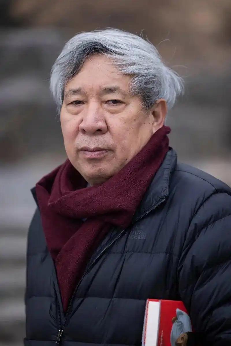 蒋方舟这场论文风波，肖鹰盯的从来不是蒋方舟，是她背后的导师——阎连科！昨天通报出