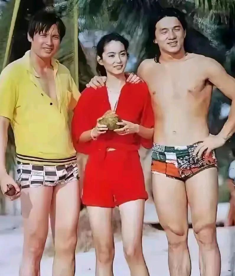 这应该是张老照片了，那时候的成龙还很年轻，另外两位是谁？