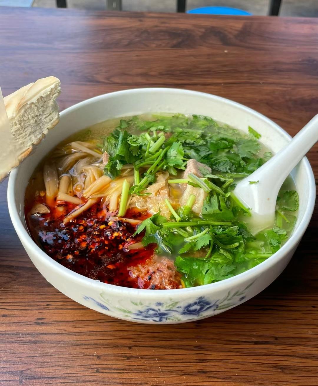 烟火河南，寻味开封早餐美味攻略！开封早餐推荐：1、四味菜、羊肉汤+锅盔、羊肉