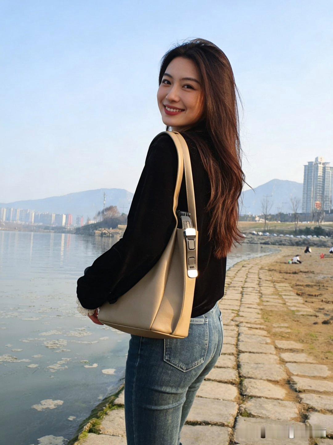 想象着一个微笑女孩漫步在湖畔，那画面别提多美了。就像我之前本想去爬绝威山，结果早