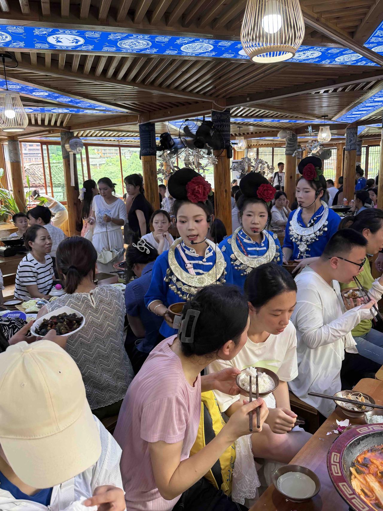 今天中午十二点多，我们西安贵州旅游团的人，在贵州雷山县的西江千户苗寨里面，愉快品