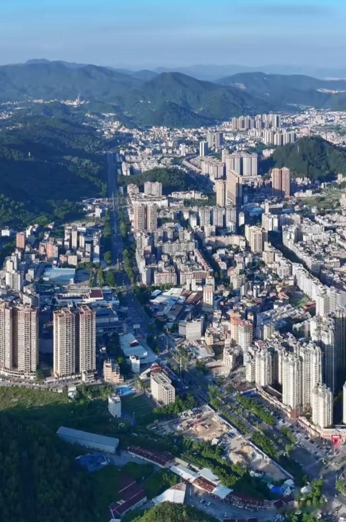 广东省最贫困的城市是什么模样呢？大家不妨看看这段航拍，画面中的城市便是广东经