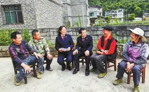 贵州册亨，王某的丈夫外出打工时意外离世，同乡的韦某帮她讨回了35万元的赔偿款。可