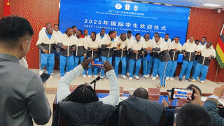 这是在欢迎外国留学生吗？学校还专门举办了隆重的欢迎仪式？果然清一色的全是来自