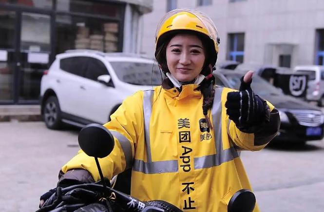 有没有发现外卖女骑手越来越多了？点完外卖，由女骑手配送上门的情况愈发常见。曾