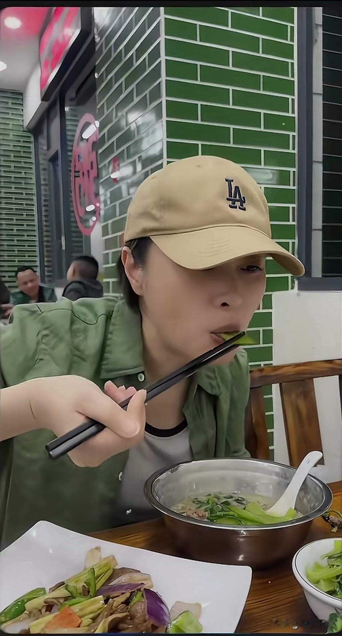 吴越美得自然大方又有独特的气质，也是娱乐圈的一股清流。如果单从外形来说，她和蒋