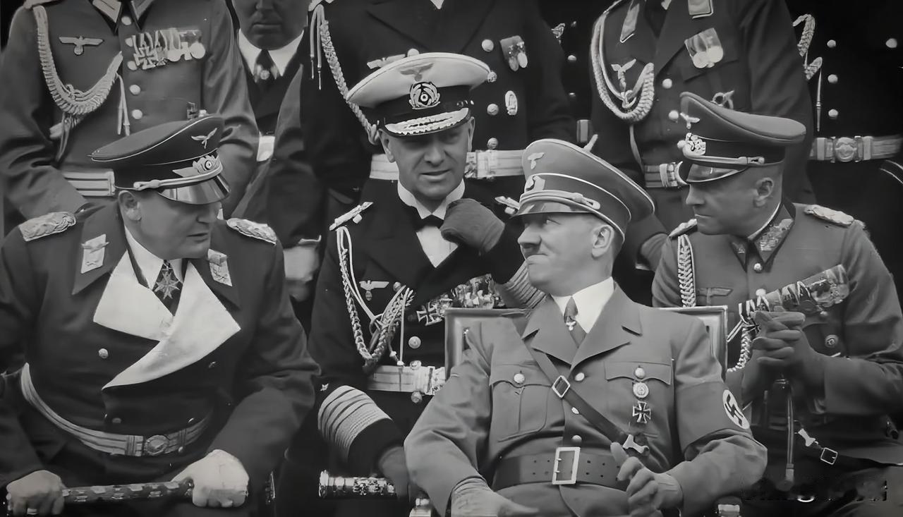 希特勒和他的三军元帅，从左至右依次为：赫尔曼·戈林、海军元帅埃里希·雷德尔、德国