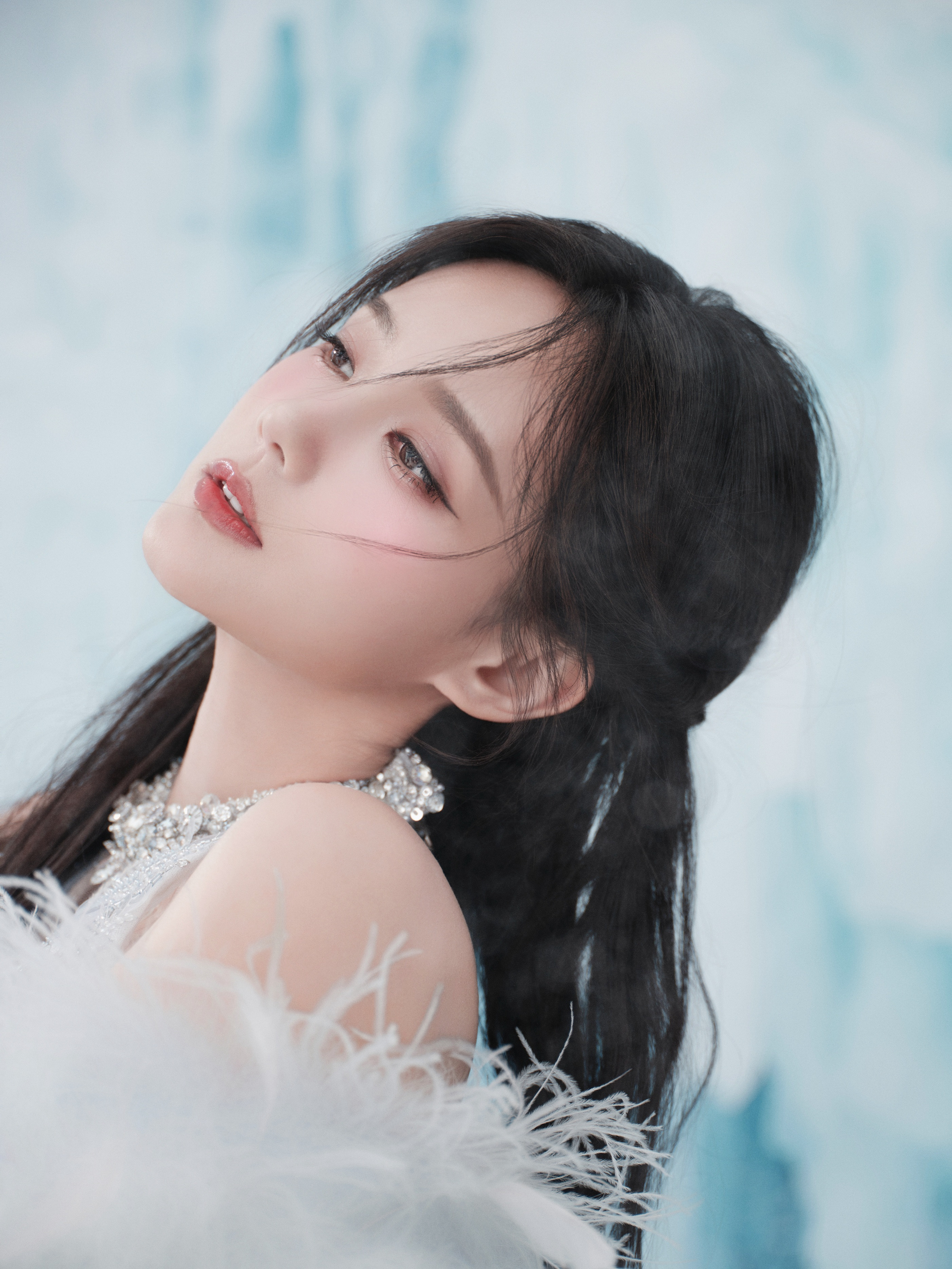 李一桐时尚造型写真：芳华绝代、靓丽青春