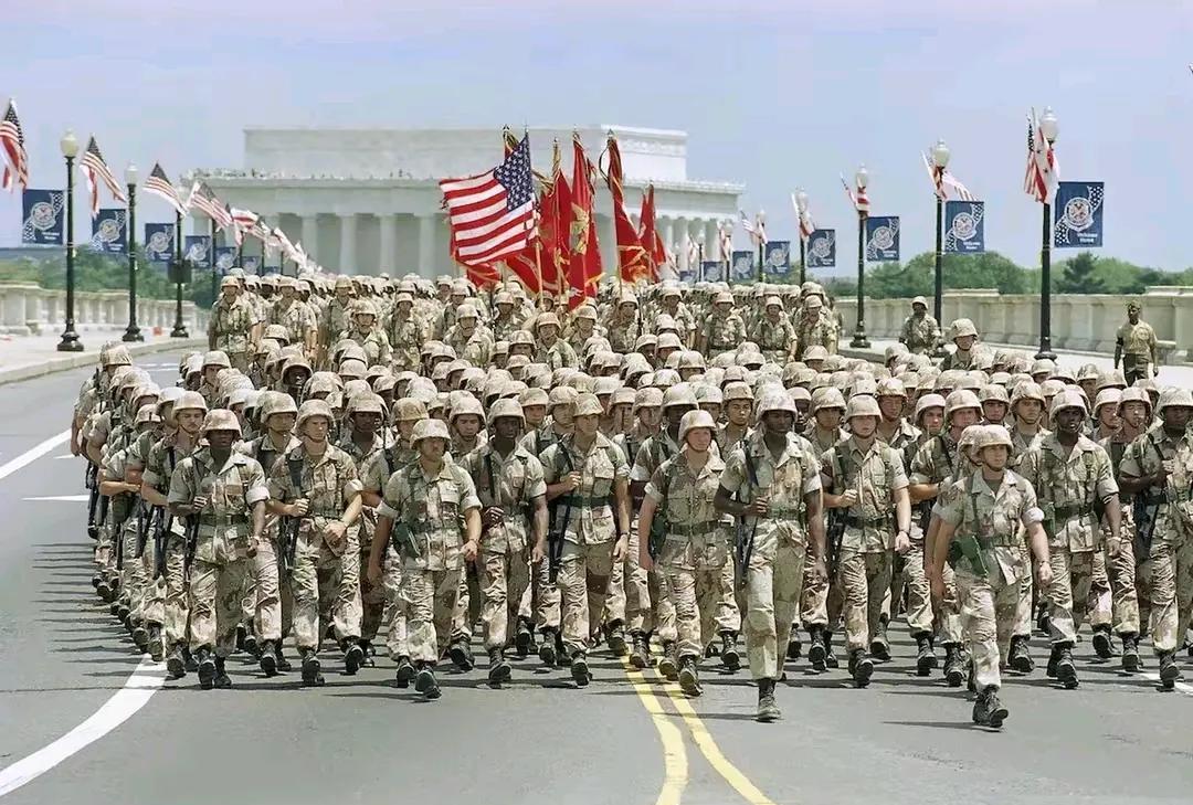 这像是一支阅兵队伍吗？这像是能打胜仗的军人吗？全世界的人都不得不承认，小看这支队