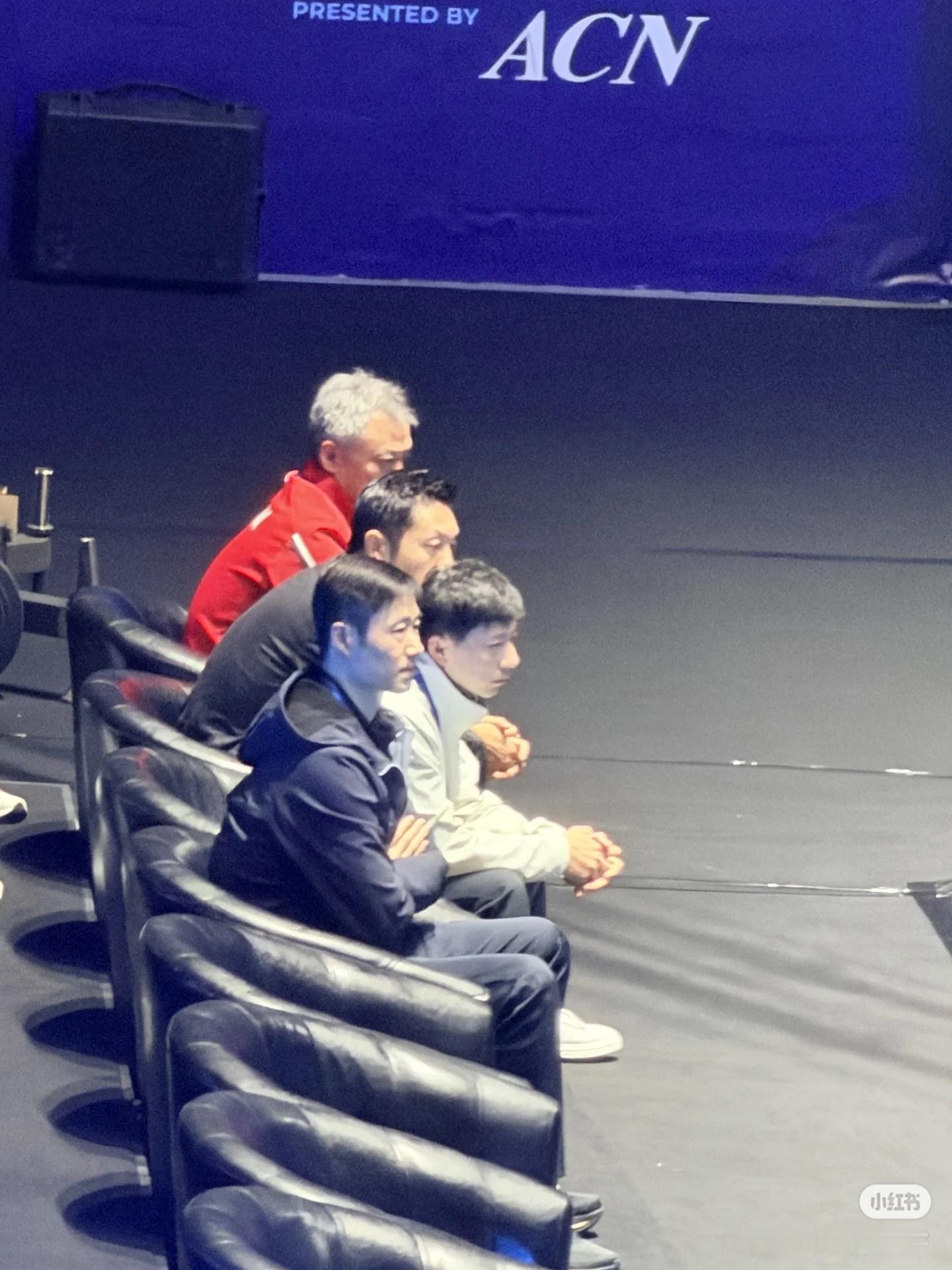 天花板视角合影