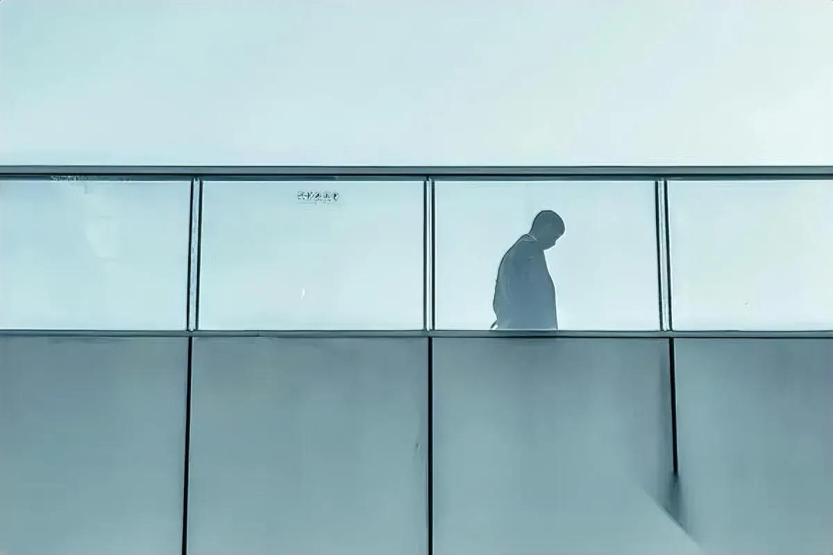 我朋友今天拍着桌子说：这婚，必须离。前晚他跟老婆拌了两句嘴，14岁的继子