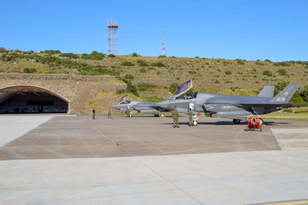 近日，两架隶属于意大利空军第32联队的F-35B战斗机部署至潘泰莱里亚机场，该机
