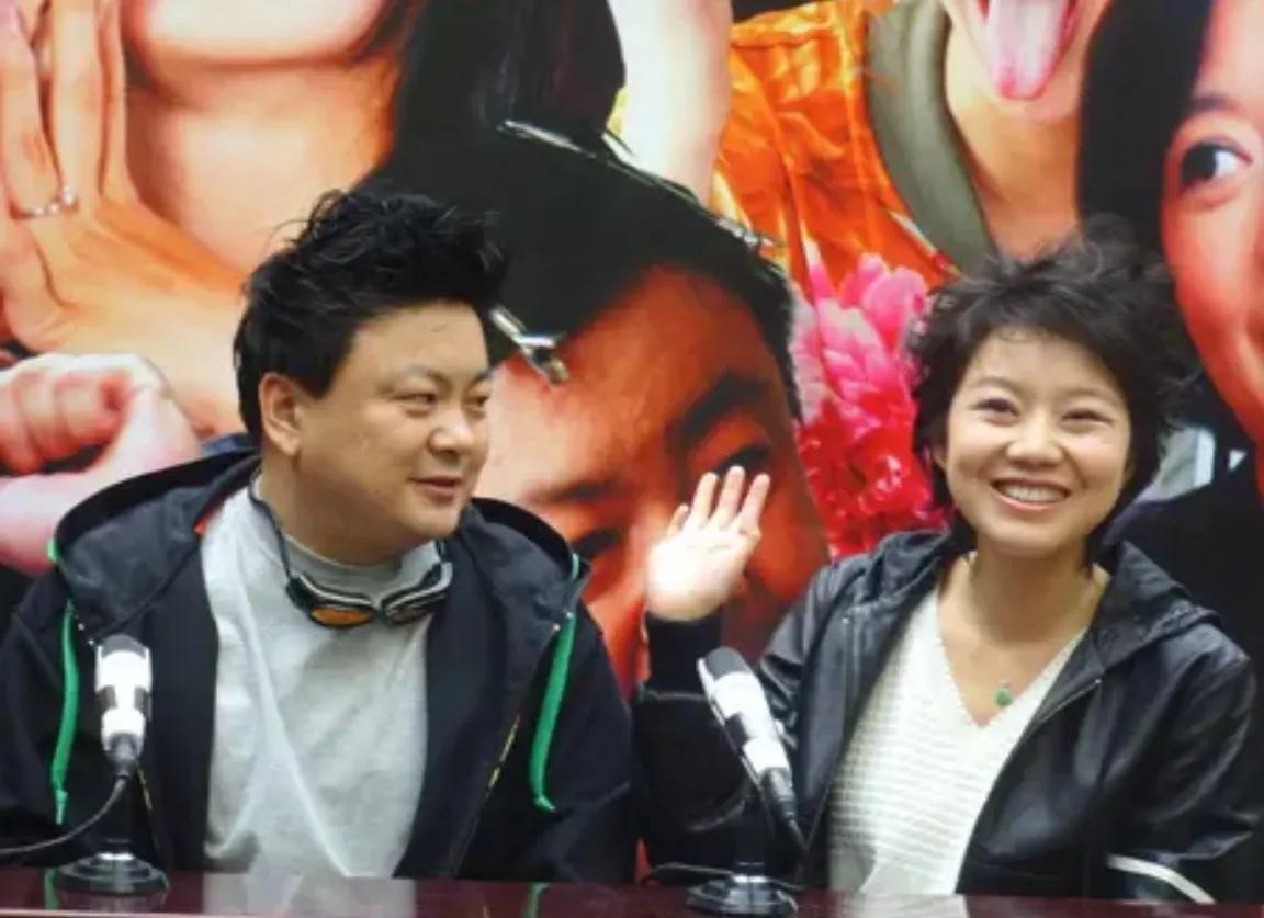 闫妮对洪剑涛说：你没忘吧！那天，咱俩在一个房间正睡着呢，突然，元元她爸（闫妮前夫
