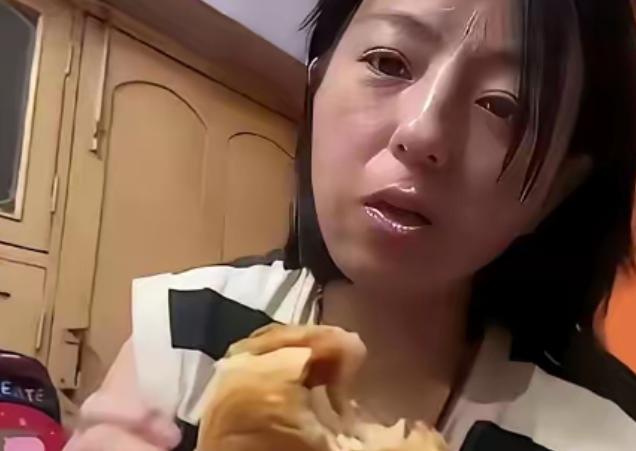 “真讽刺！”嫁到印度达利特家庭的环境工程硕士丹丹，如今住进闷热没空调的棚屋，喝浑